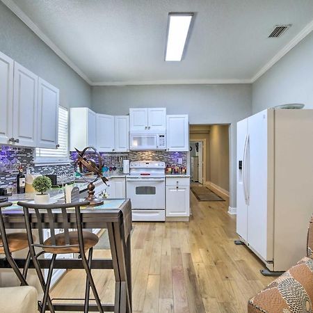 Updated Ybor City House With Fenced Yard タンパ エクステリア 写真