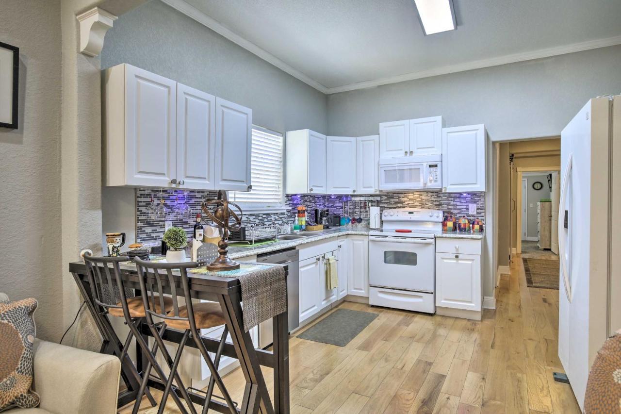 Updated Ybor City House With Fenced Yard タンパ エクステリア 写真