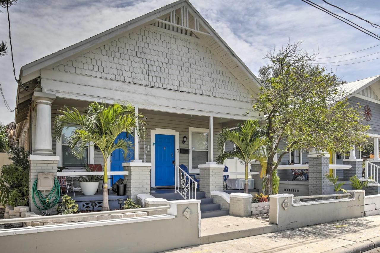 Updated Ybor City House With Fenced Yard タンパ エクステリア 写真