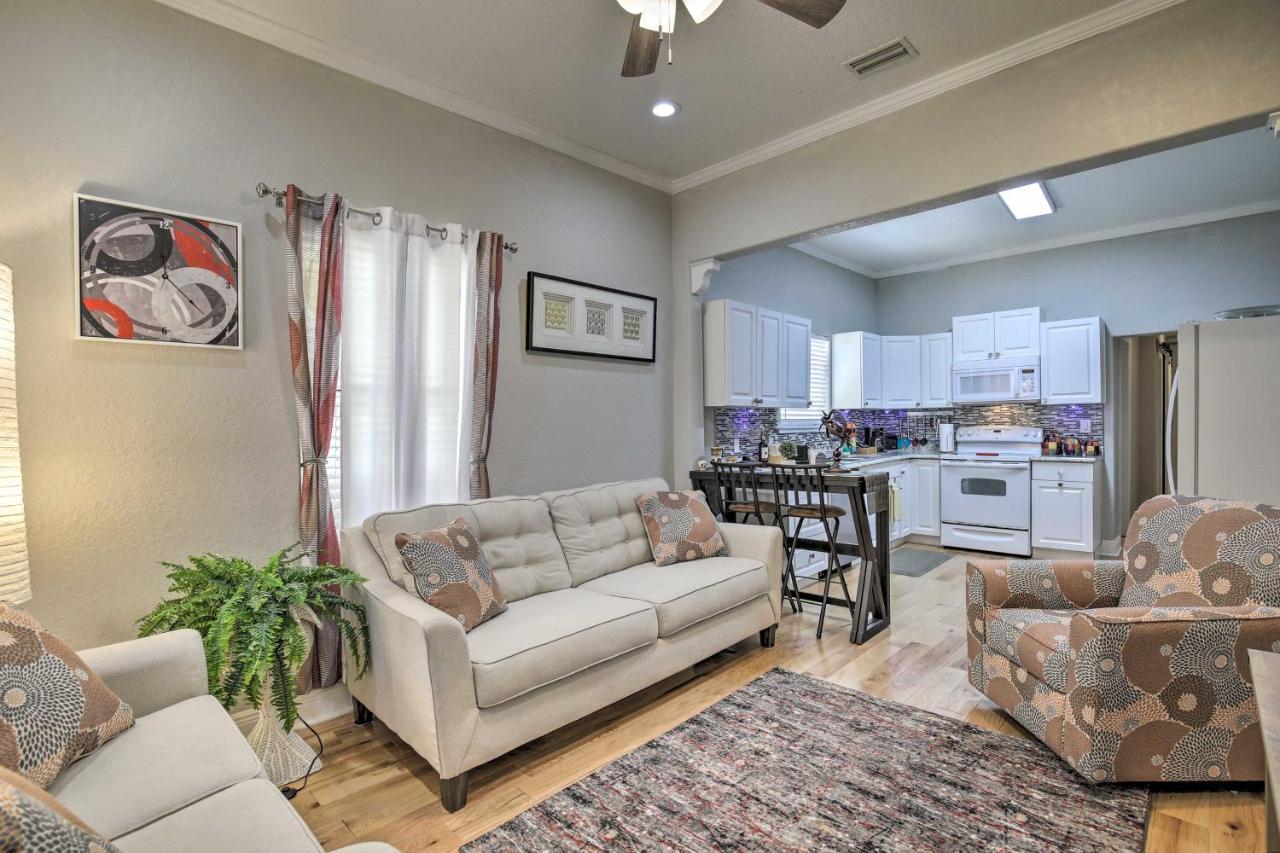 Updated Ybor City House With Fenced Yard タンパ エクステリア 写真