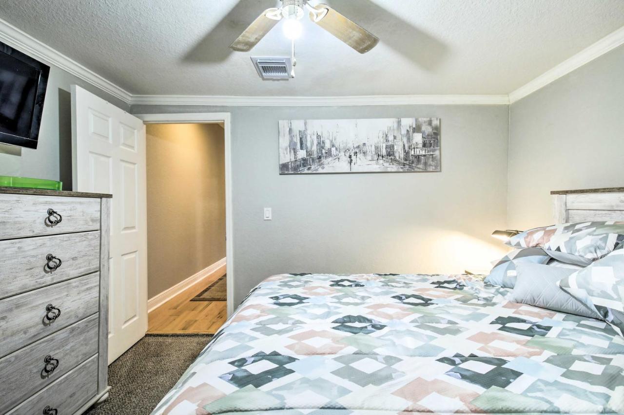 Updated Ybor City House With Fenced Yard タンパ エクステリア 写真