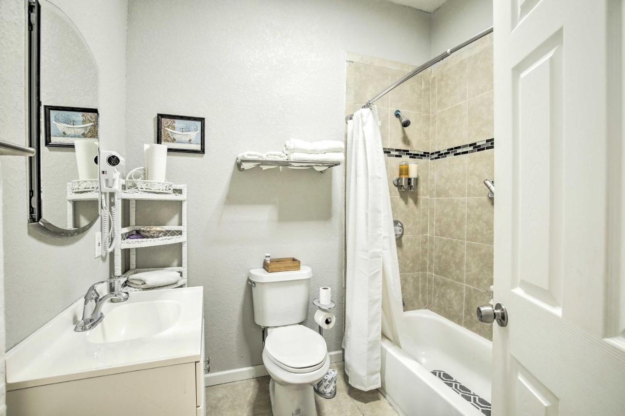 Updated Ybor City House With Fenced Yard タンパ エクステリア 写真
