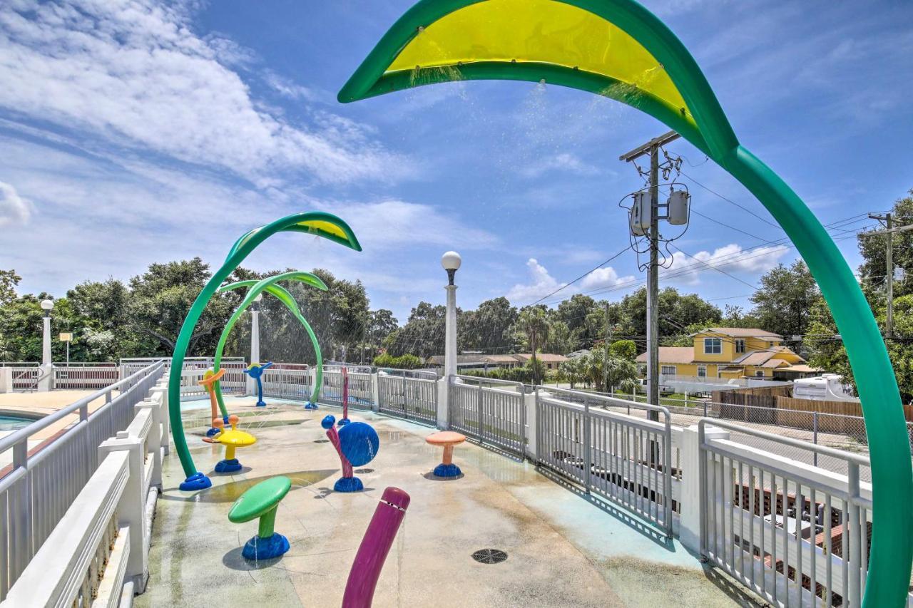 Updated Ybor City House With Fenced Yard タンパ エクステリア 写真