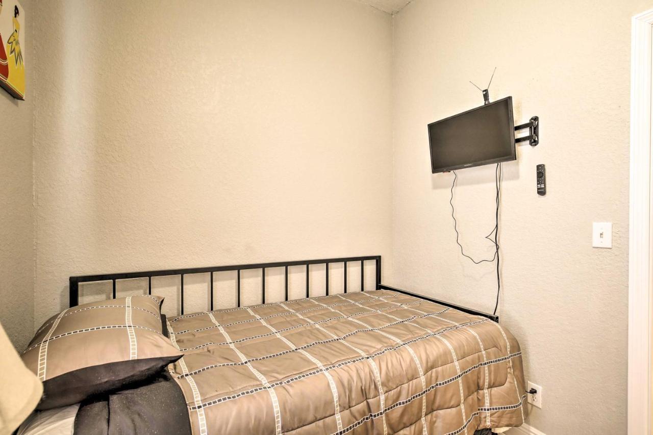 Updated Ybor City House With Fenced Yard タンパ エクステリア 写真