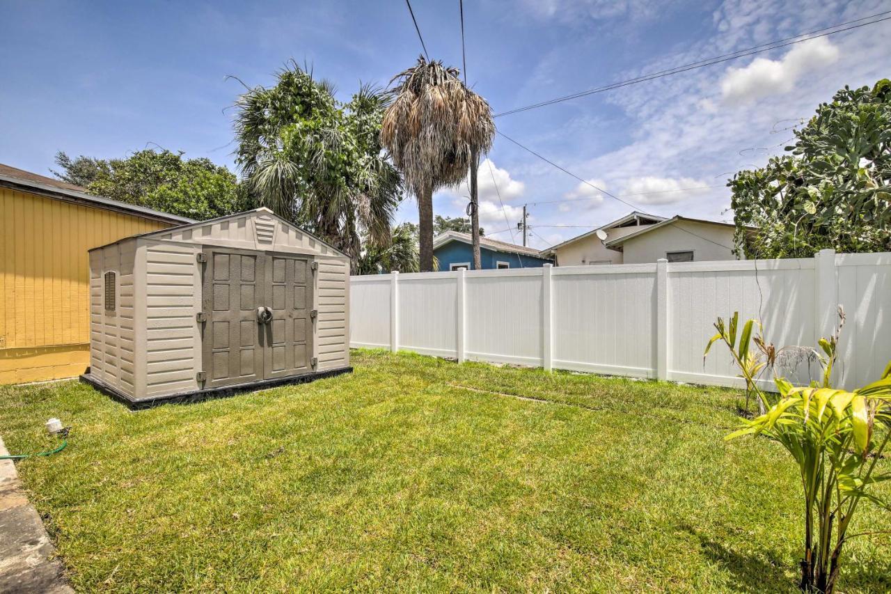 Updated Ybor City House With Fenced Yard タンパ エクステリア 写真