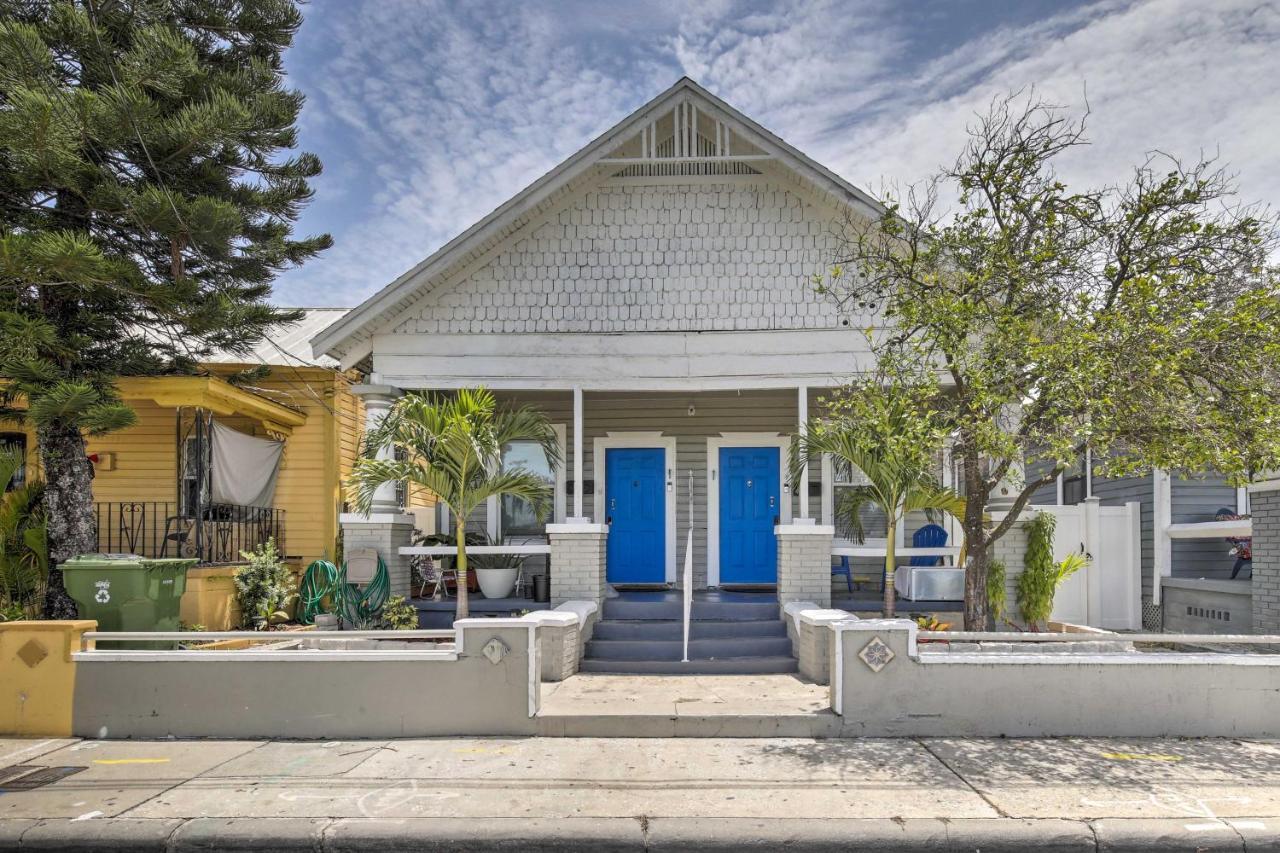 Updated Ybor City House With Fenced Yard タンパ エクステリア 写真