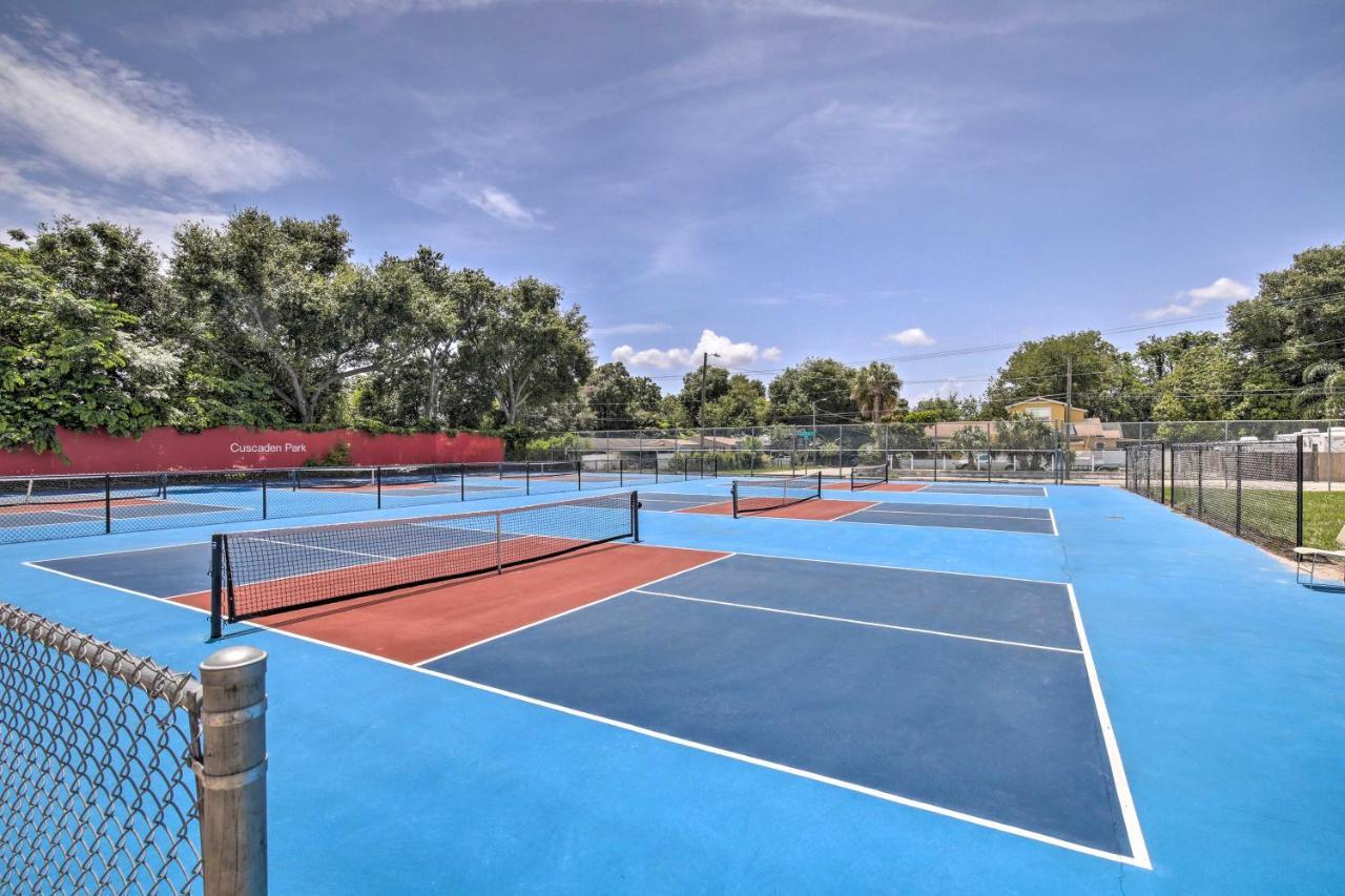 Updated Ybor City House With Fenced Yard タンパ エクステリア 写真
