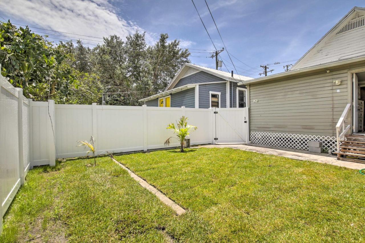 Updated Ybor City House With Fenced Yard タンパ エクステリア 写真