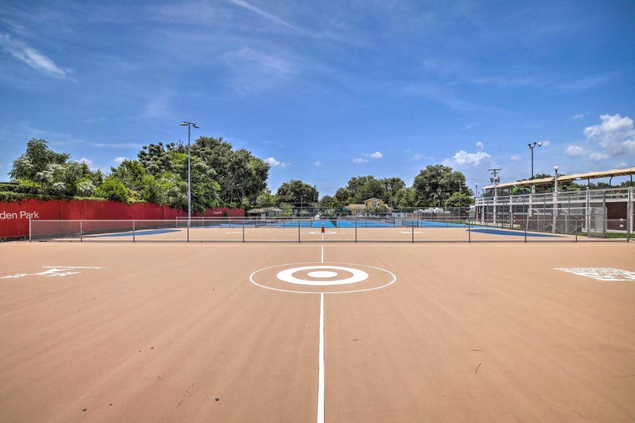 Updated Ybor City House With Fenced Yard タンパ エクステリア 写真