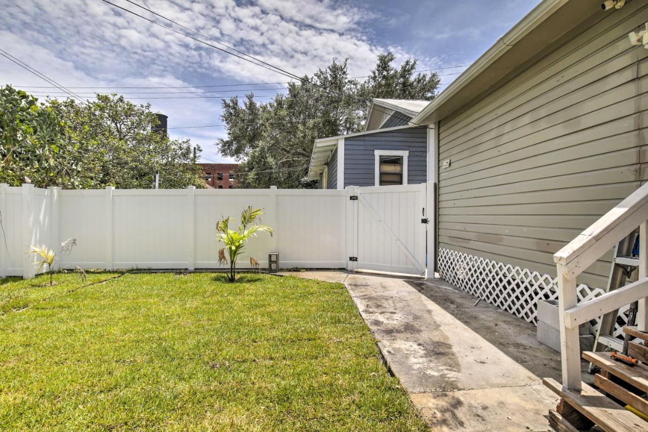 Updated Ybor City House With Fenced Yard タンパ エクステリア 写真