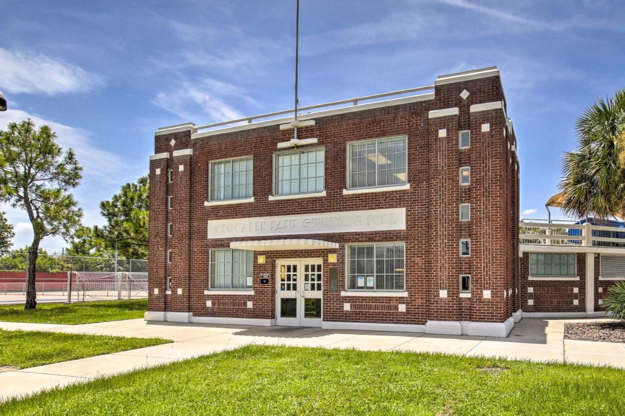 Updated Ybor City House With Fenced Yard タンパ エクステリア 写真